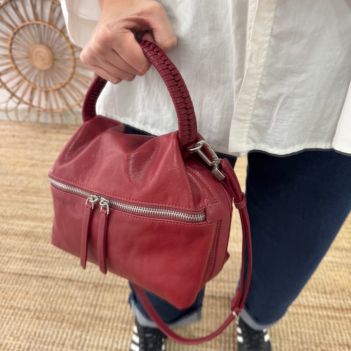Bolso bombonera asa fruncida granate