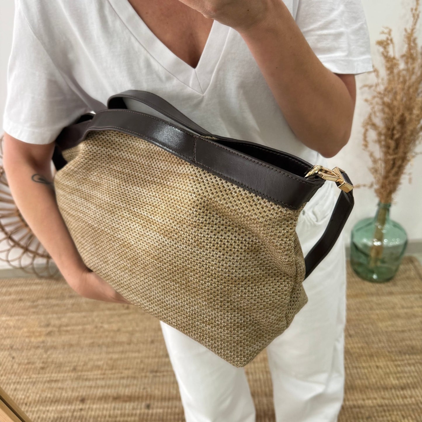 Bolso hobo trenzado taupe
