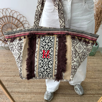 Bolso étnico con inicial bordada