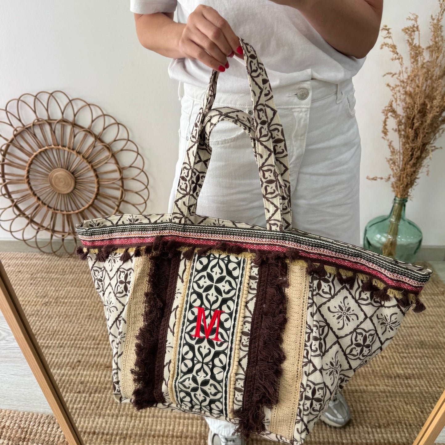 Bolso étnico con inicial bordada