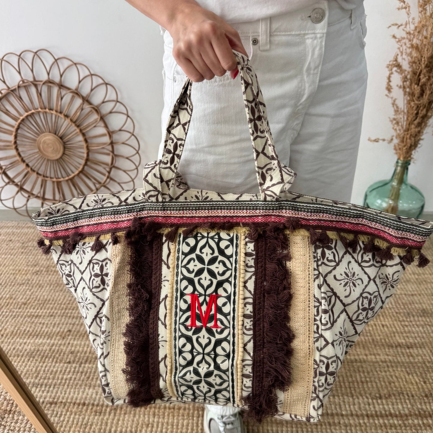 Bolso étnico con inicial bordada
