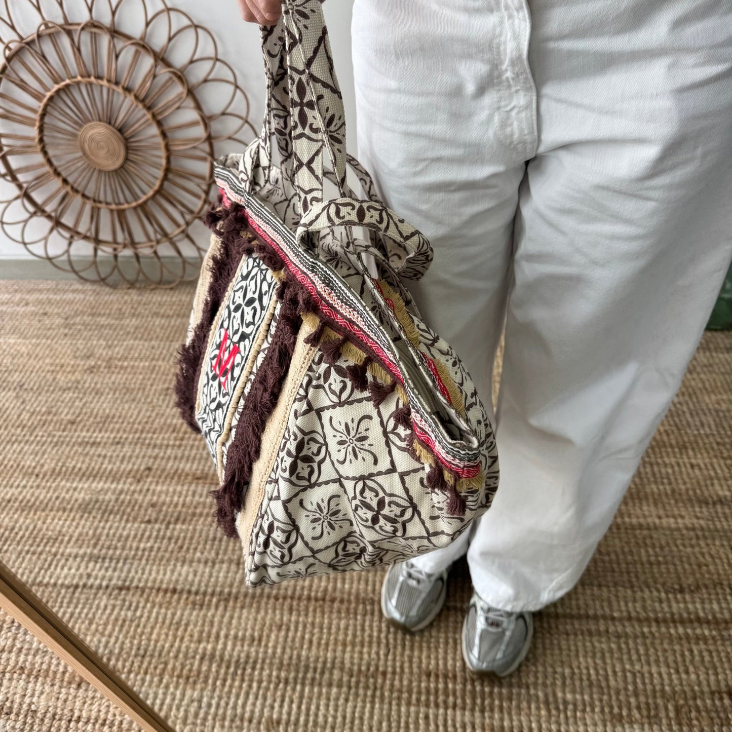 Bolso étnico con inicial bordada