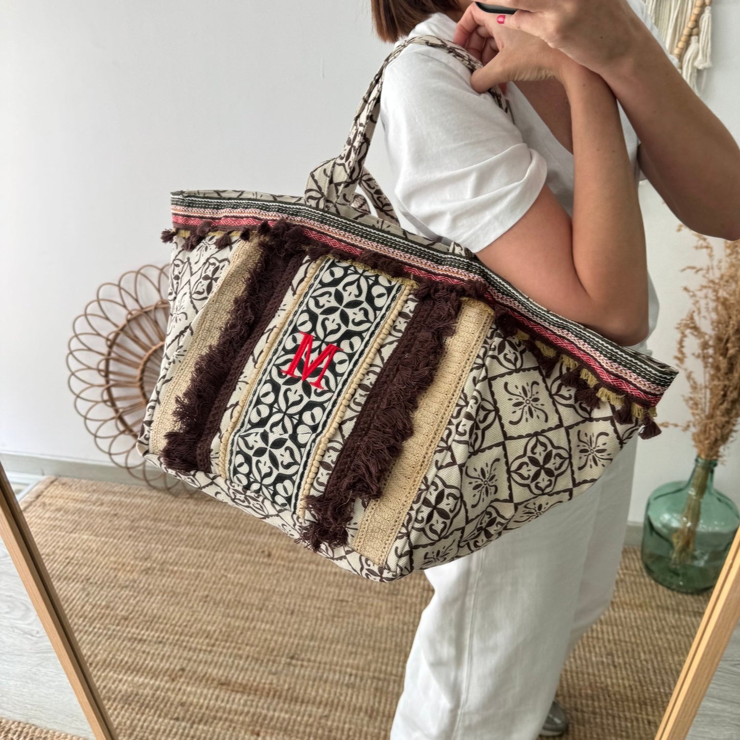 Bolso étnico con inicial bordada