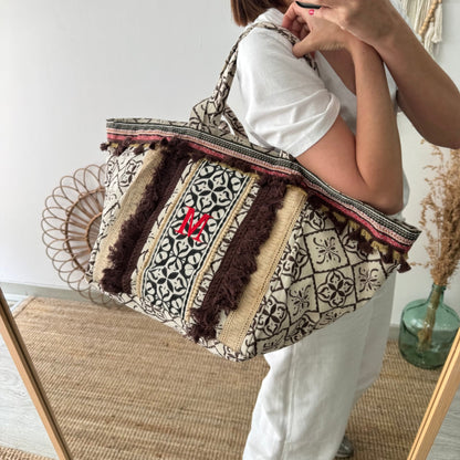 Bolso étnico con inicial bordada