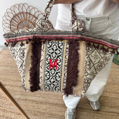 Bolso étnico con inicial bordada