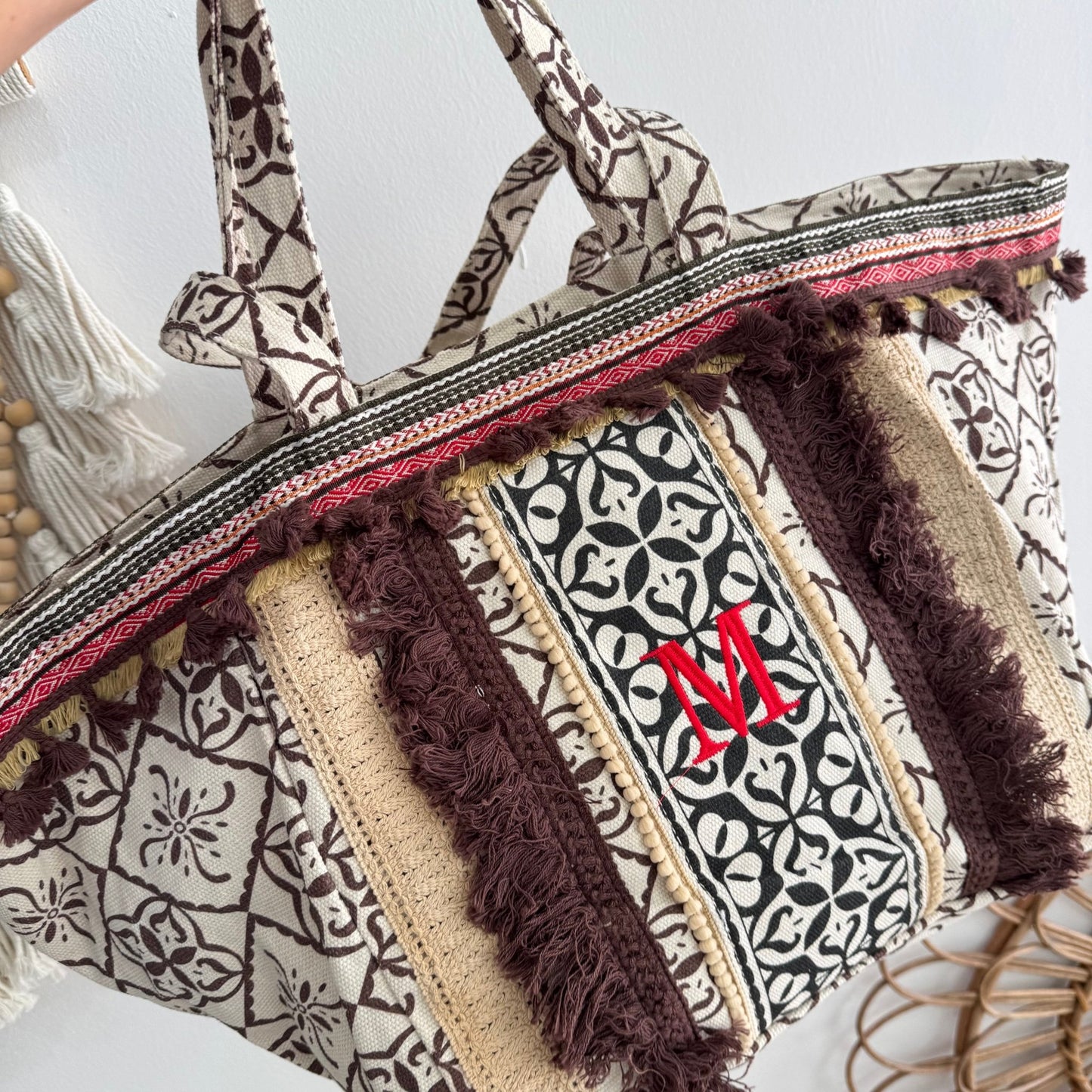 Bolso étnico con inicial bordada