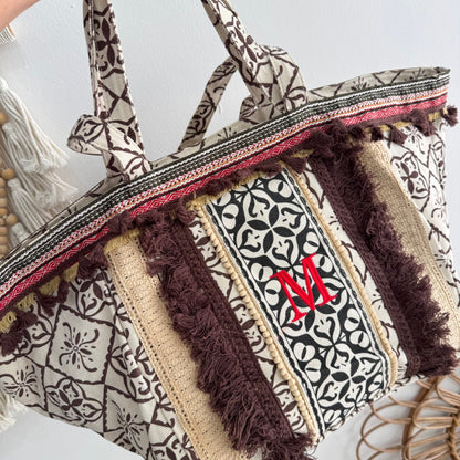 Bolso étnico con inicial bordada