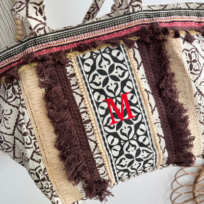 Bolso étnico con inicial bordada