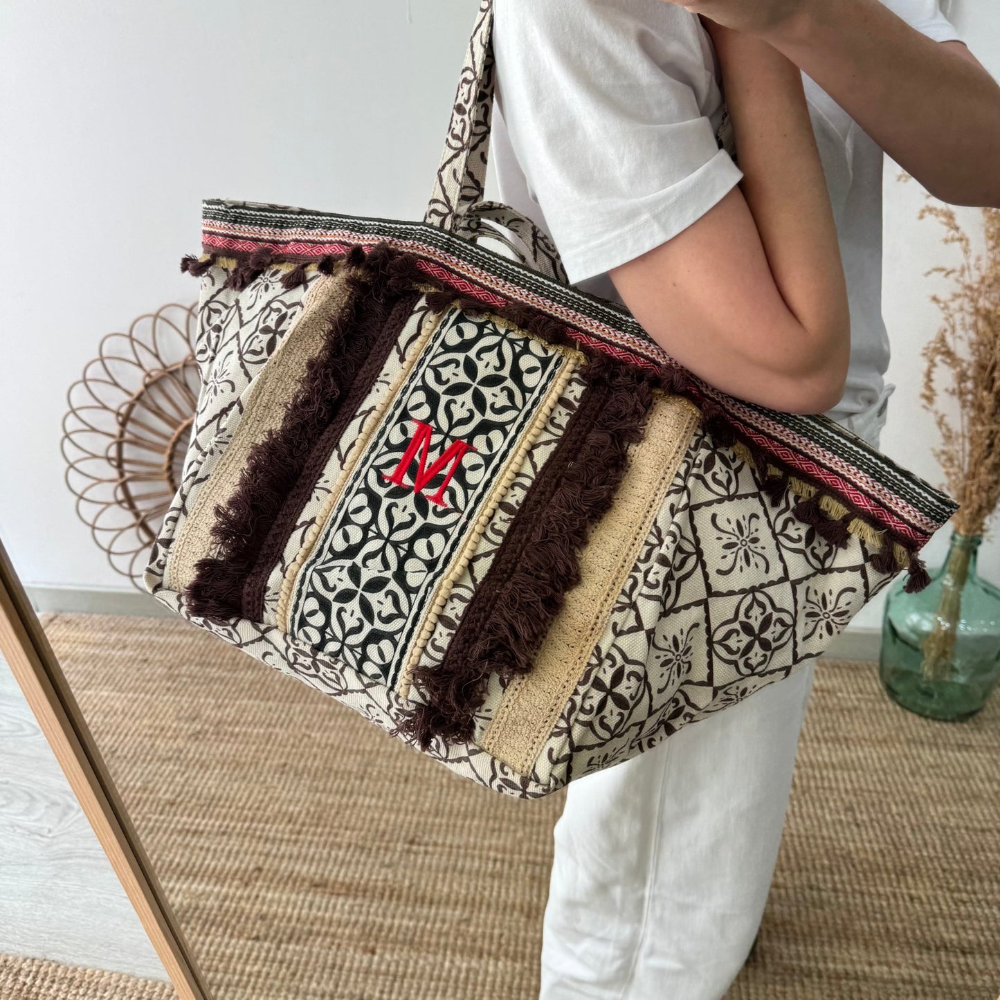 Bolso étnico con inicial bordada