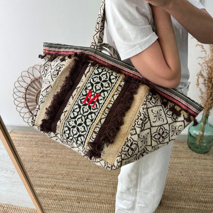 Bolso étnico con inicial bordada