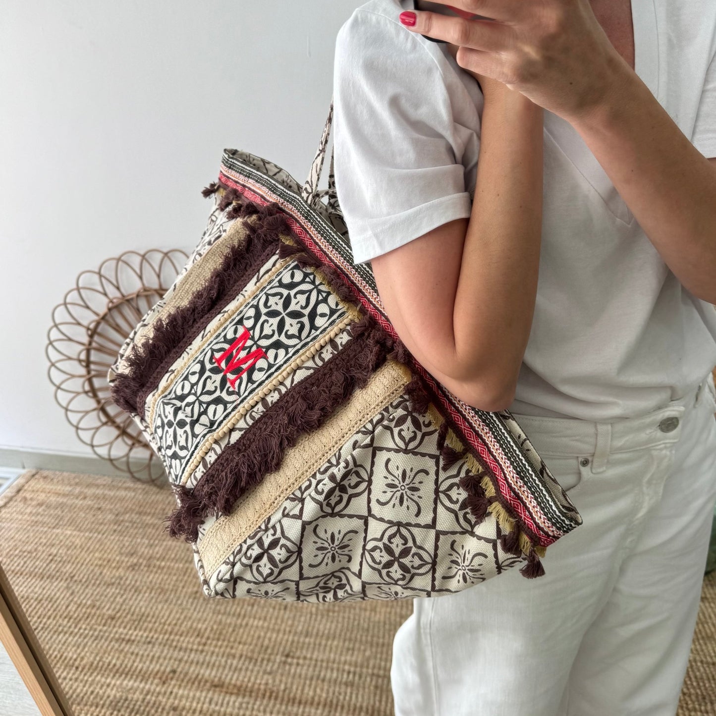 Bolso étnico con inicial bordada