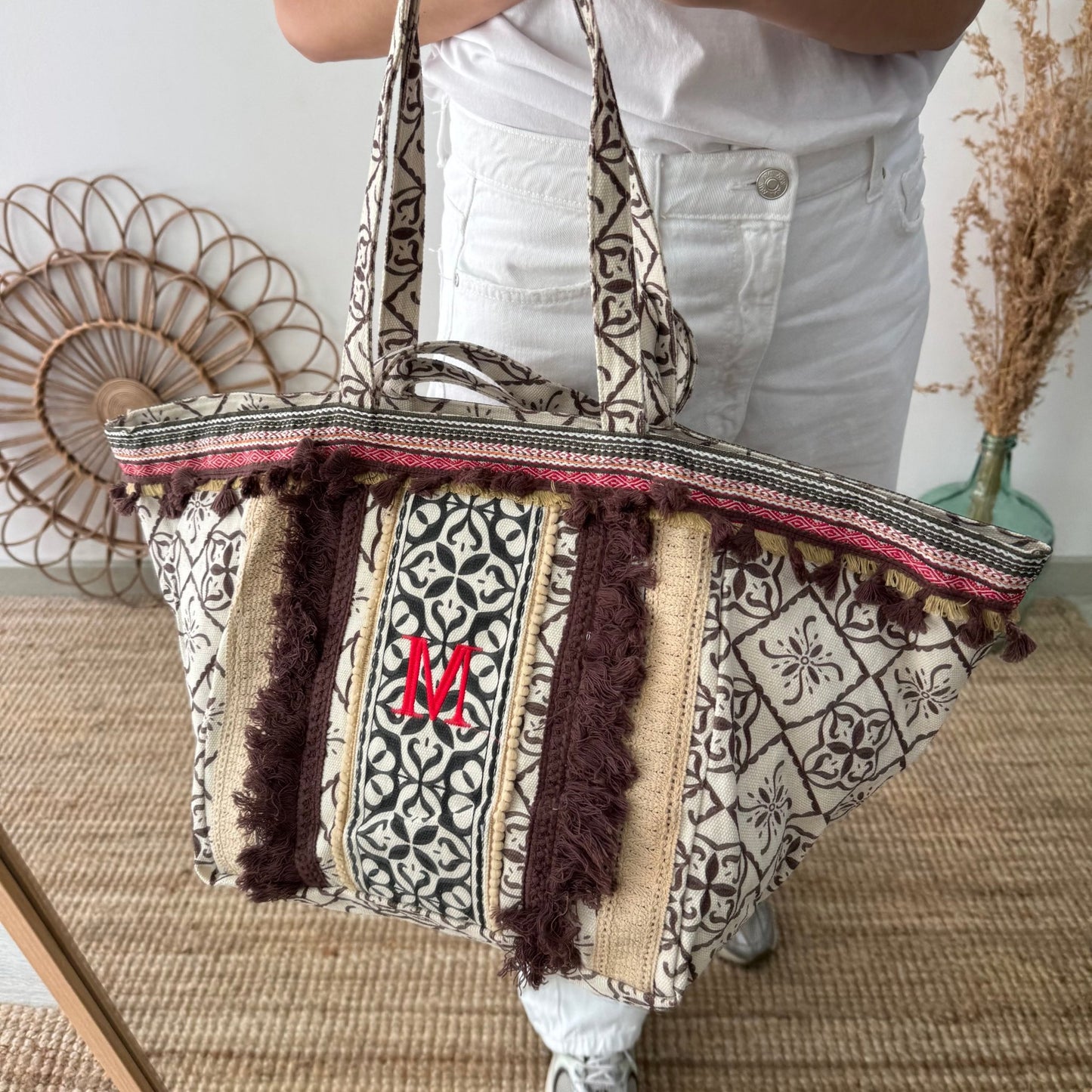 Bolso étnico con inicial bordada
