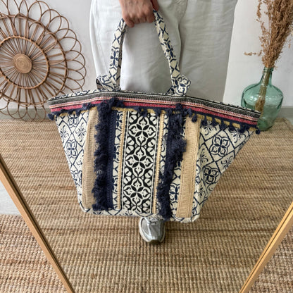 Bolso étnico con inicial bordada