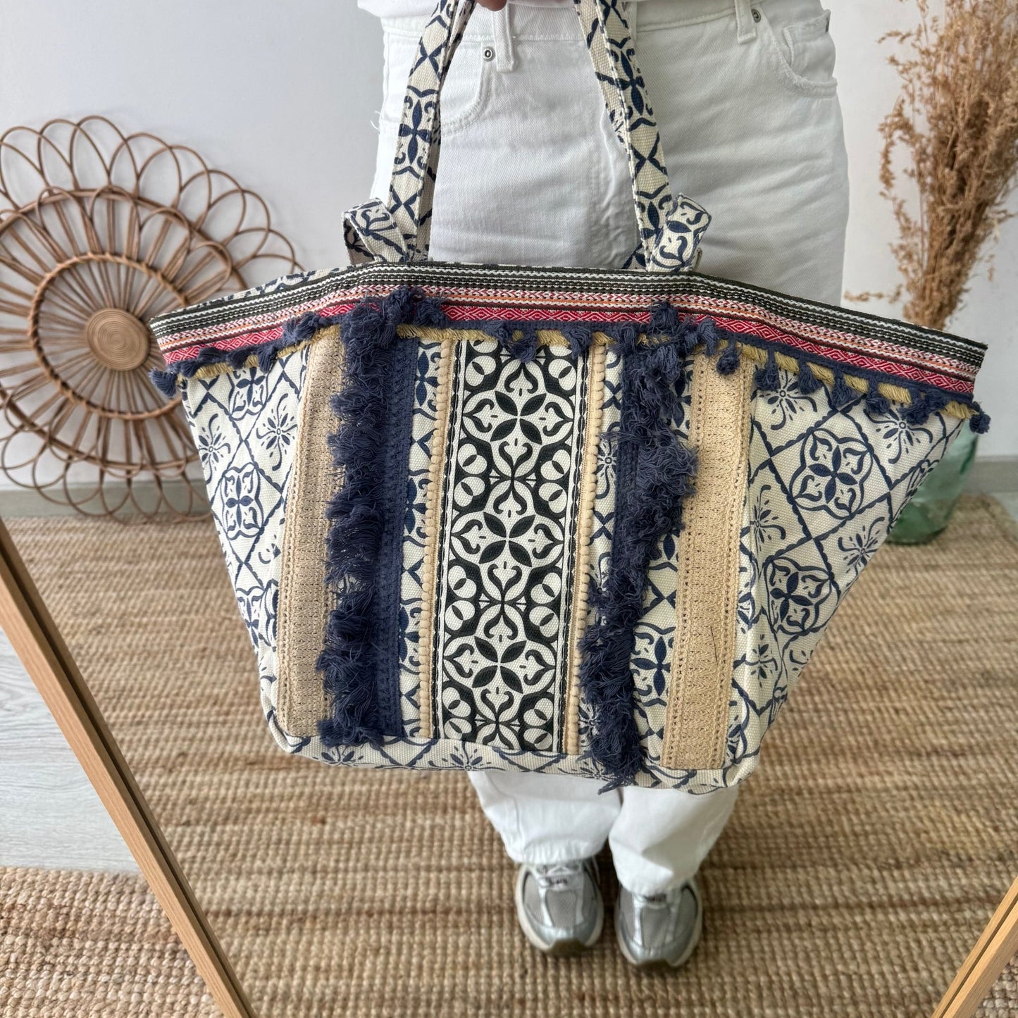 Bolso étnico con inicial bordada