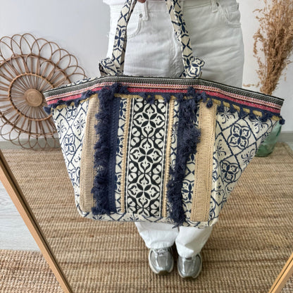 Bolso étnico con inicial bordada