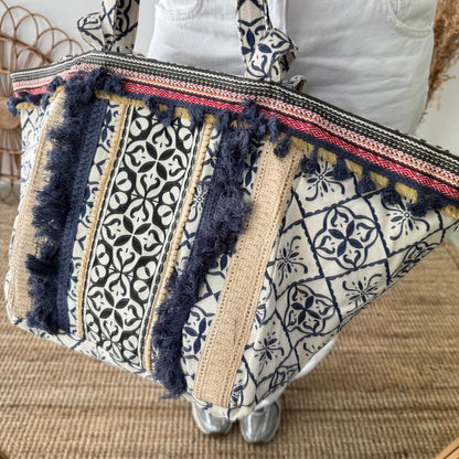 Bolso étnico con inicial bordada