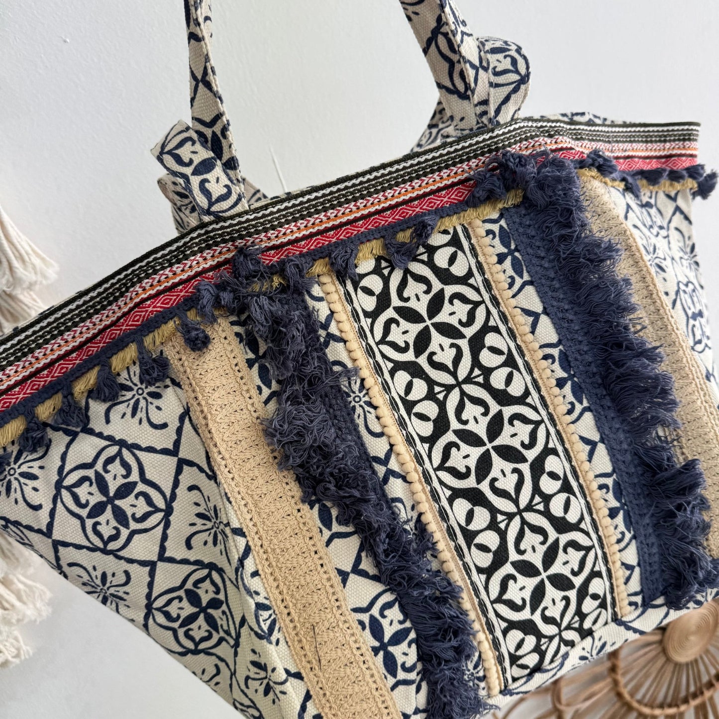 Bolso étnico con inicial bordada