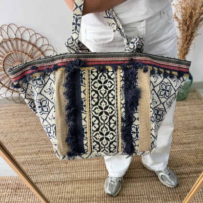 Bolso étnico con inicial bordada