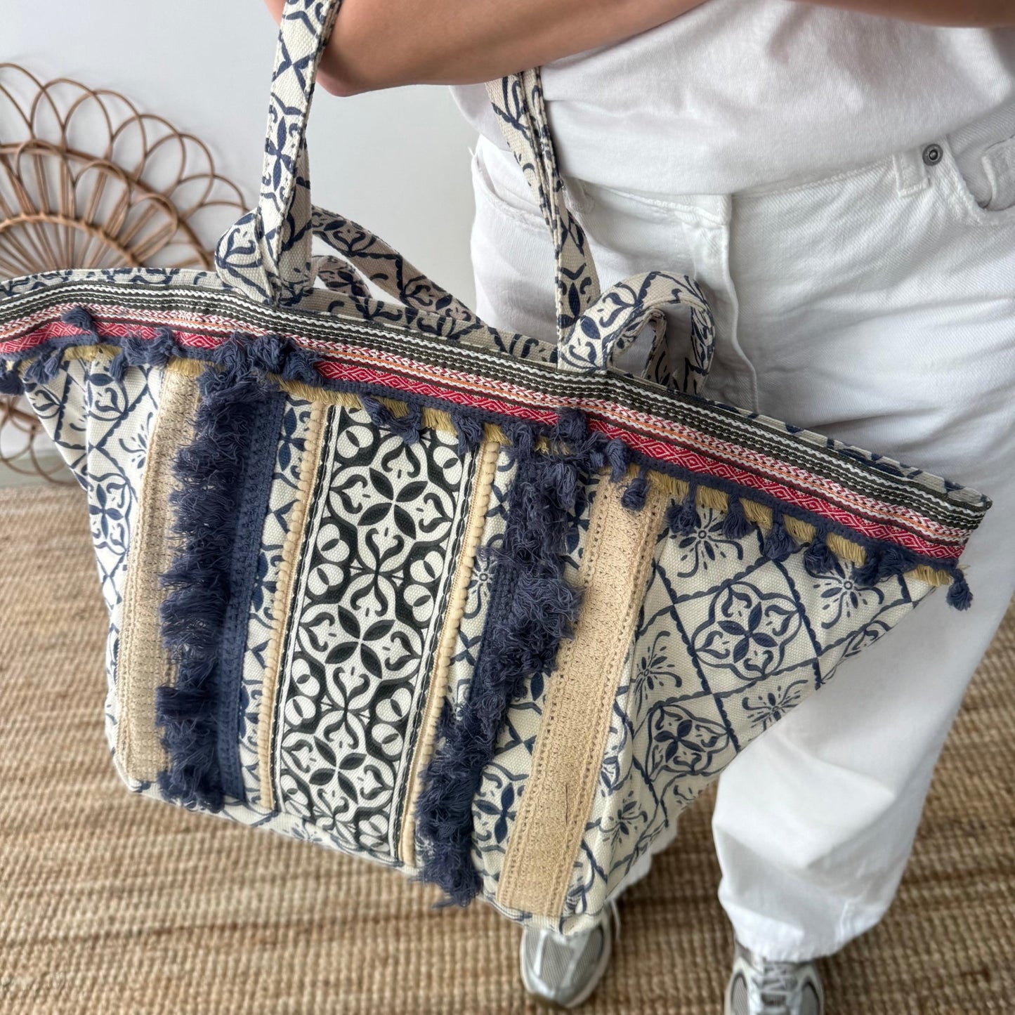 Bolso étnico con inicial bordada