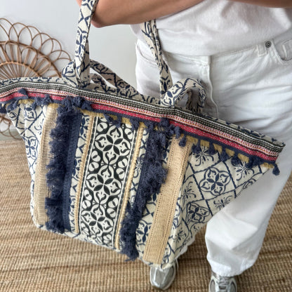Bolso étnico con inicial bordada