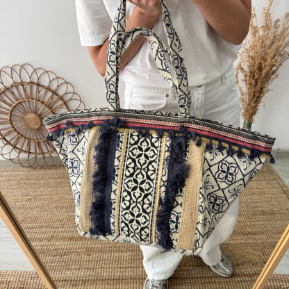 Bolso étnico con inicial bordada