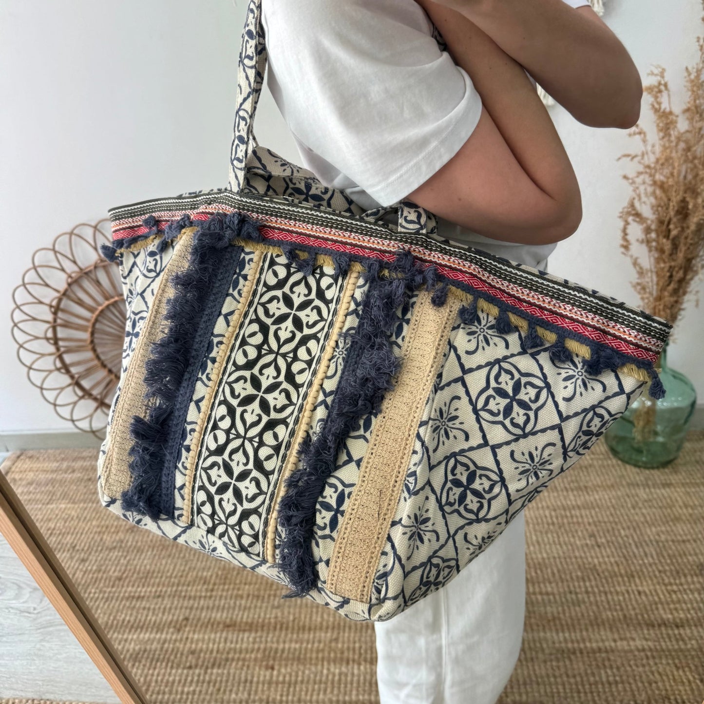 Bolso étnico con inicial bordada