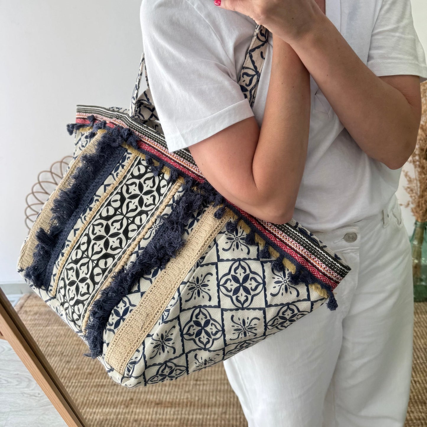 Bolso étnico con inicial bordada