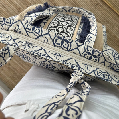 Bolso étnico con inicial bordada