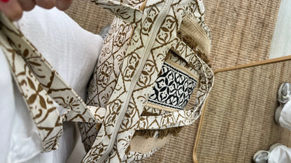 Bolso étnico con inicial bordada