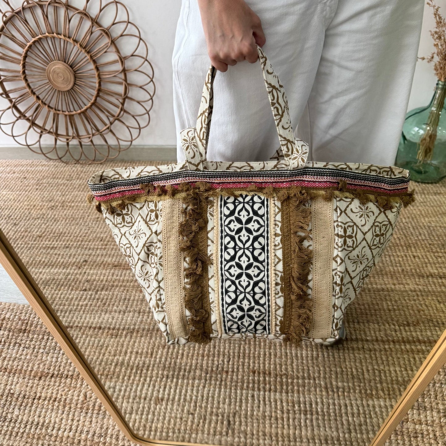 Bolso étnico con inicial bordada