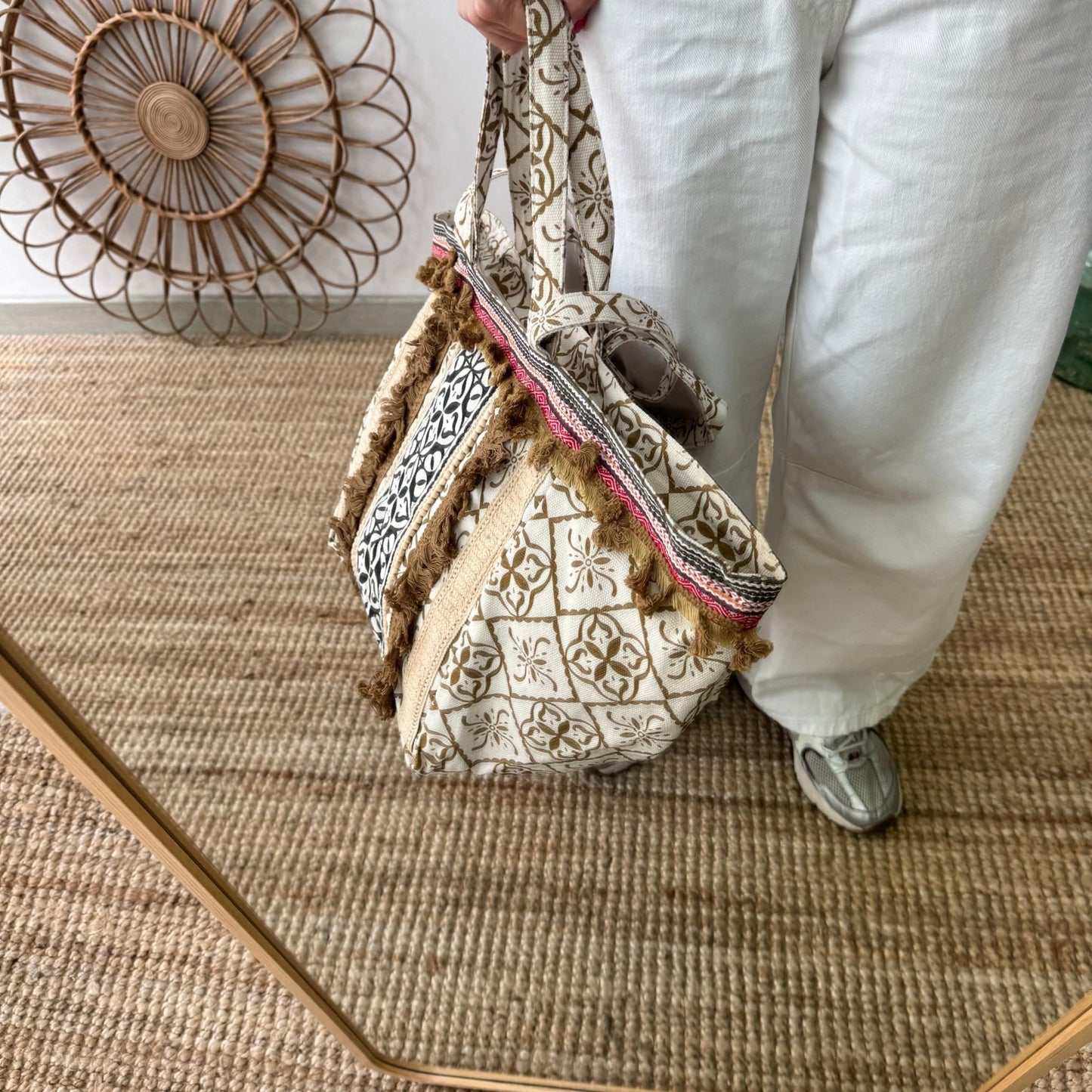Bolso étnico con inicial bordada
