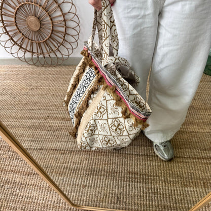 Bolso étnico con inicial bordada