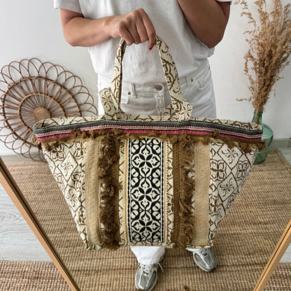 Bolso étnico con inicial bordada