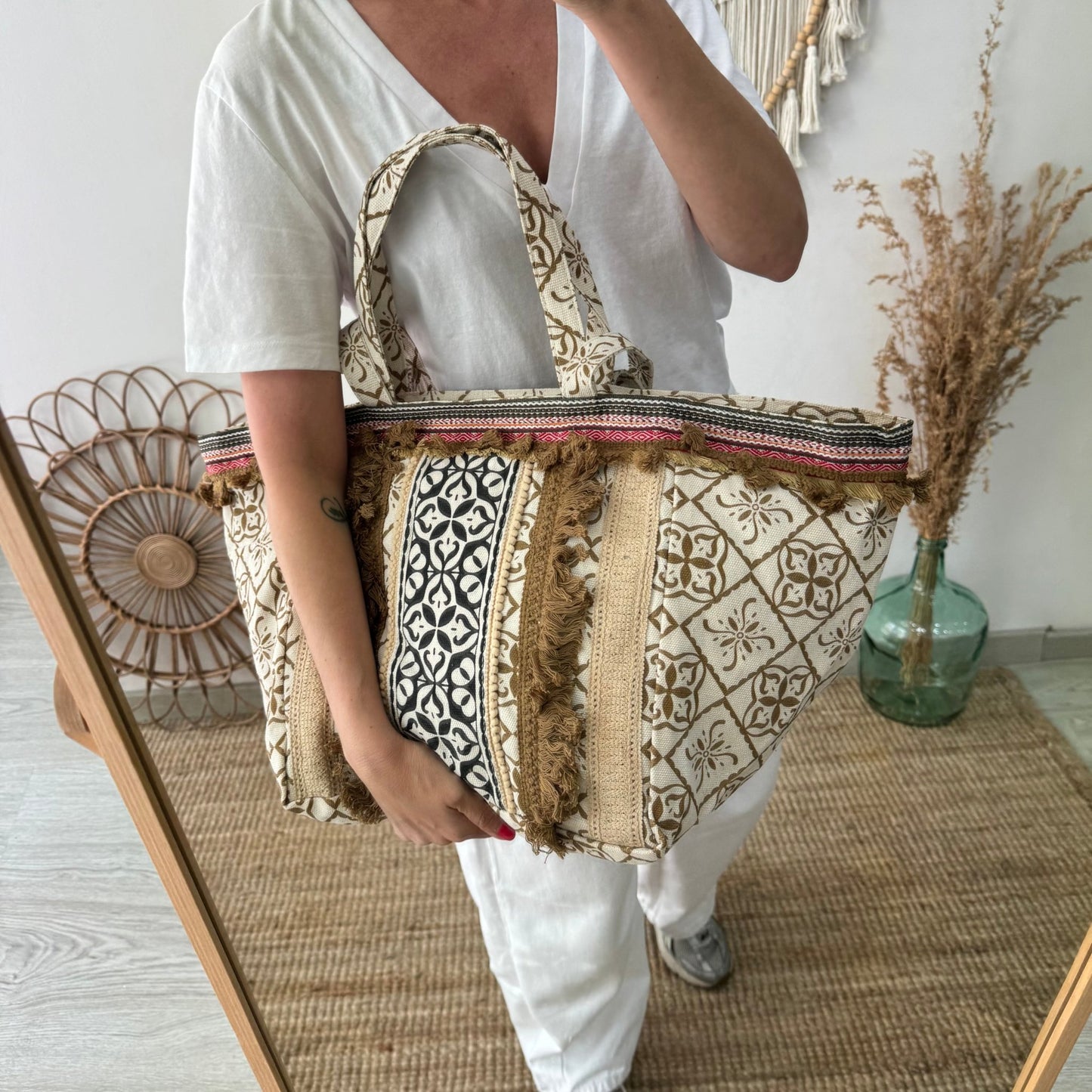 Bolso étnico con inicial bordada
