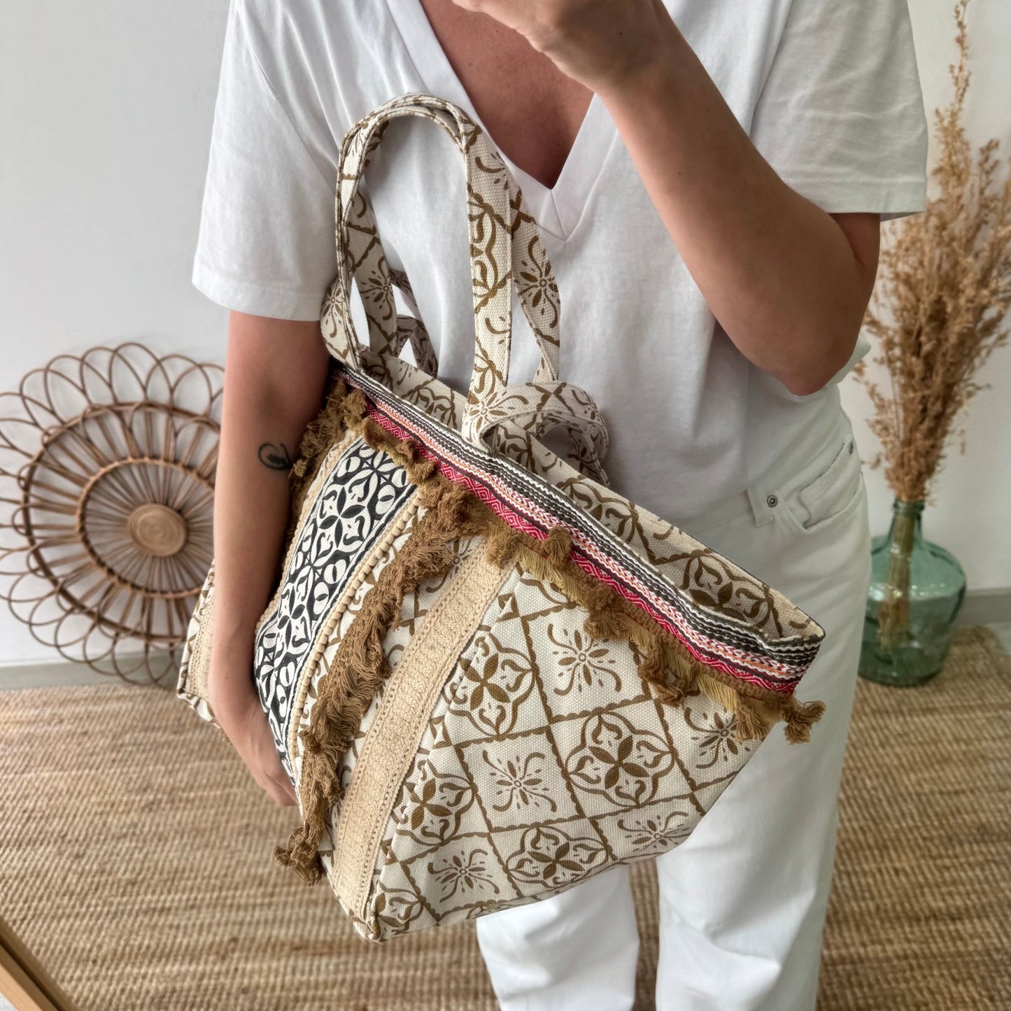 Bolso étnico con inicial bordada