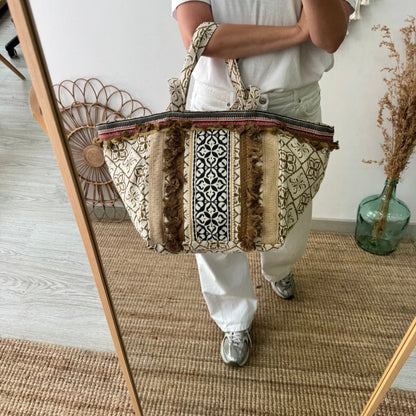 Bolso étnico con inicial bordada