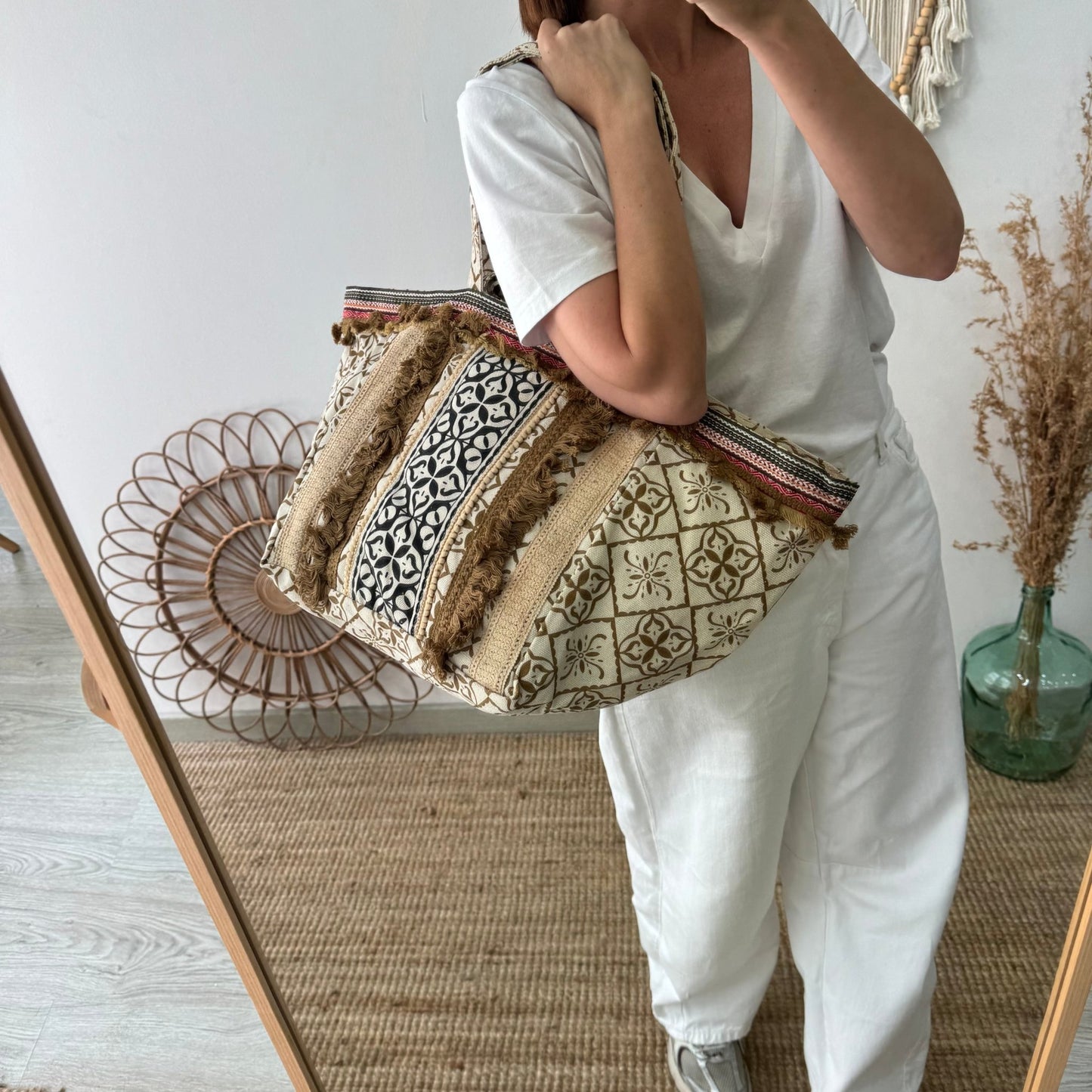 Bolso étnico con inicial bordada