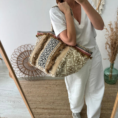Bolso étnico con inicial bordada