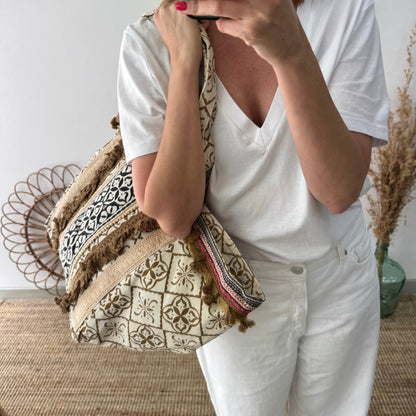 Bolso étnico con inicial bordada