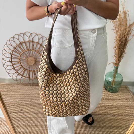 Bolso hobo taupe con tachuelas doradas