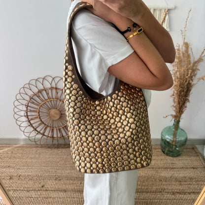 Bolso hobo taupe con tachuelas doradas