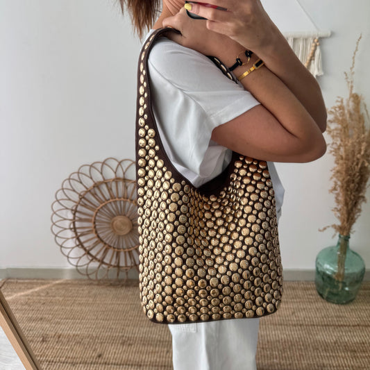 Bolso hobo marrón con tachuelas doradas
