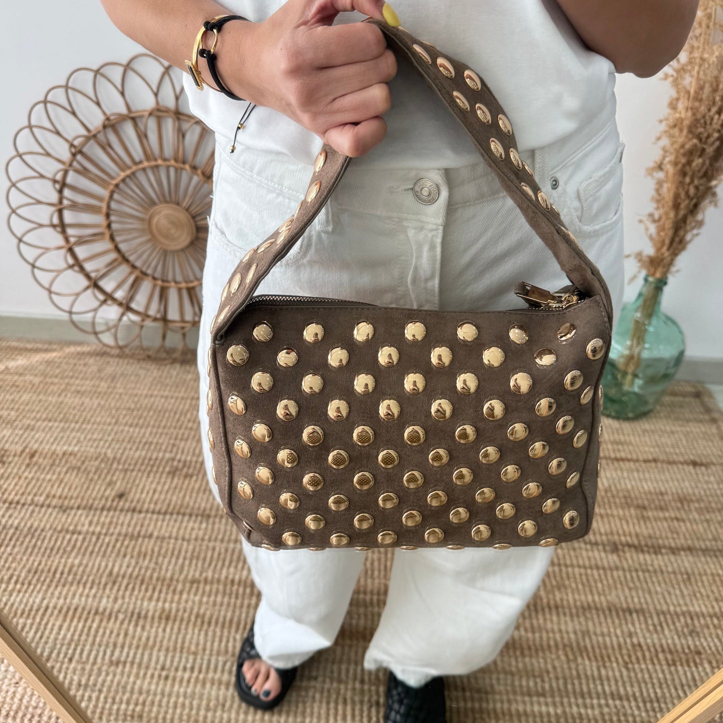 Bolso taupe con Tachuelas doradas