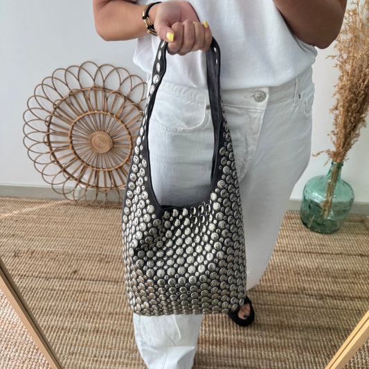 Bolso hobo gris con tachuelas plateadas