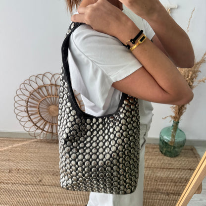 Bolso hobo gris con tachuelas plateadas