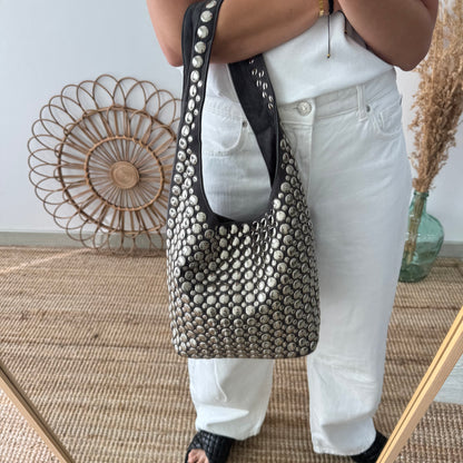 Bolso hobo gris con tachuelas plateadas