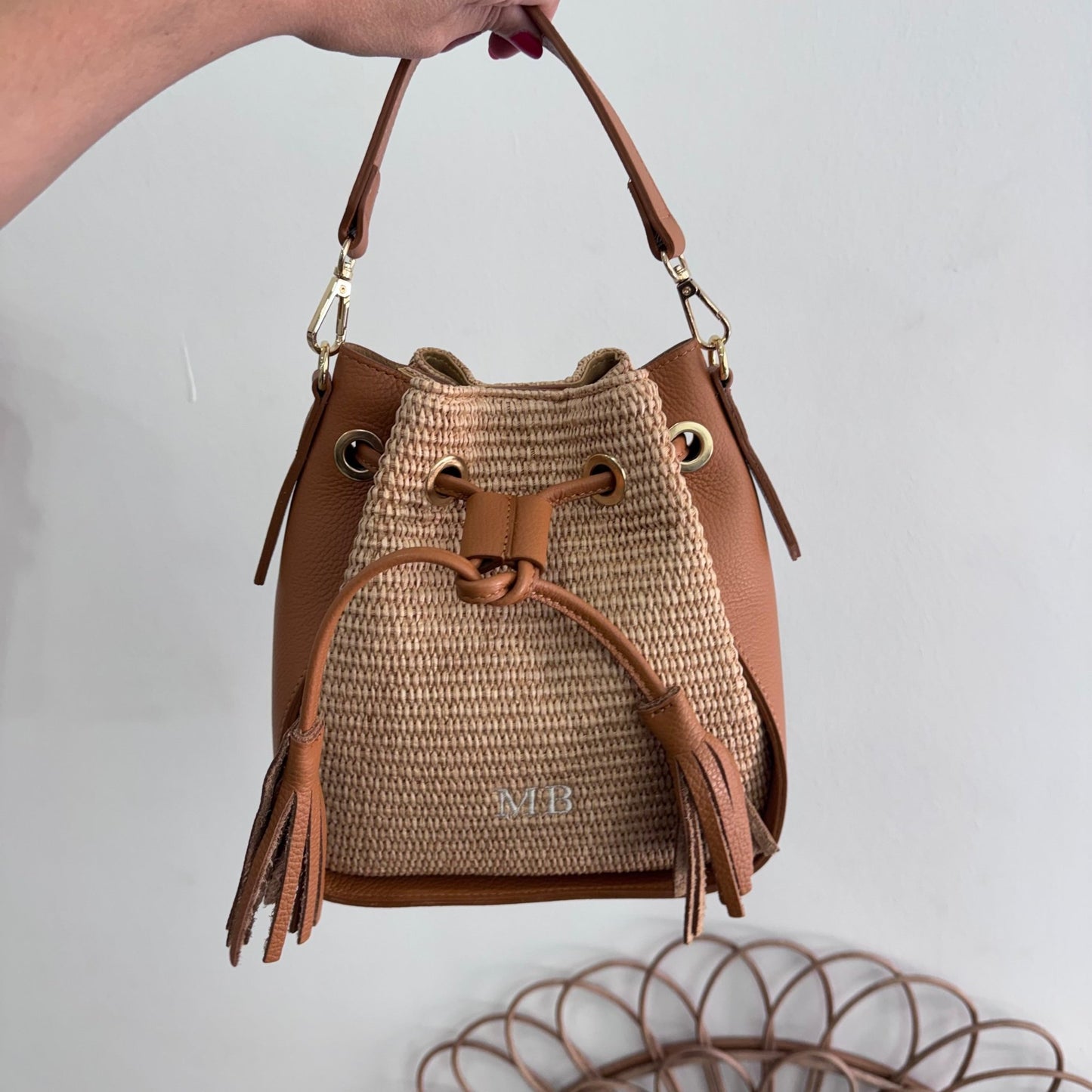 Bolso bucket combinado rafia y piel camel pompón iniciales bordadas - Bubbleshopbcn