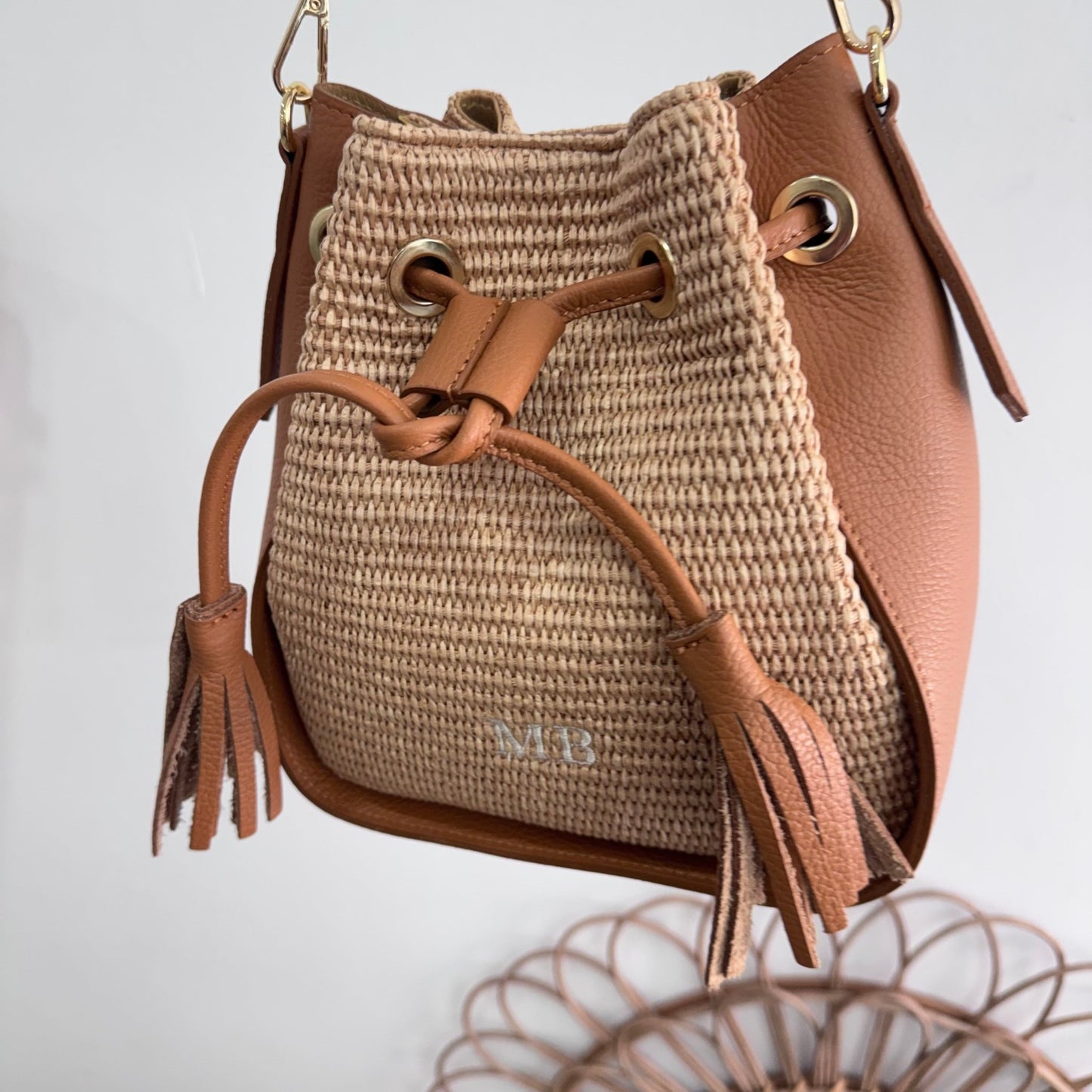 Bolso bucket combinado rafia y piel camel pompón iniciales bordadas - Bubbleshopbcn