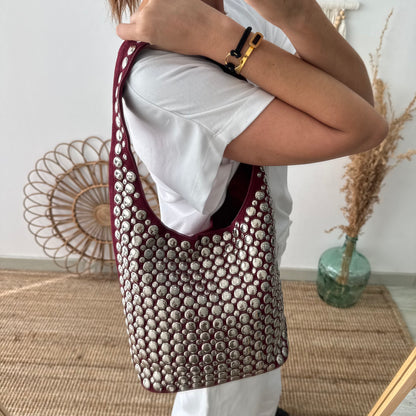 Bolso hobo granate con tachuelas plateadas