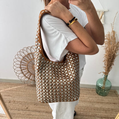 Bolso hobo camel con tachuelas plateadas